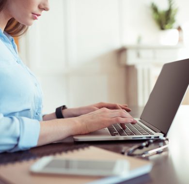 femme qui travaille sur l'ordinateur